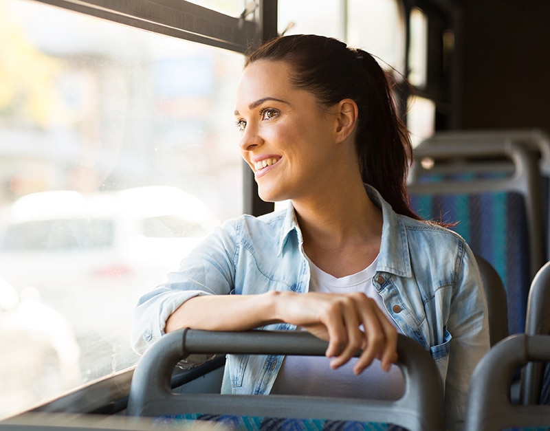 jeune fille souriante dans un bus