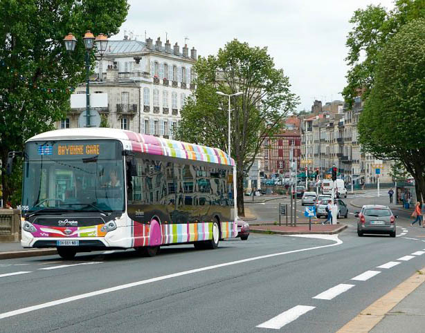 Bus roulant dans la ville de Bayonne